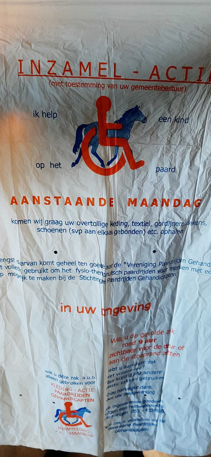 Maandag kunnen mensen deze zak gevuld met kleding aan de straat zetten.