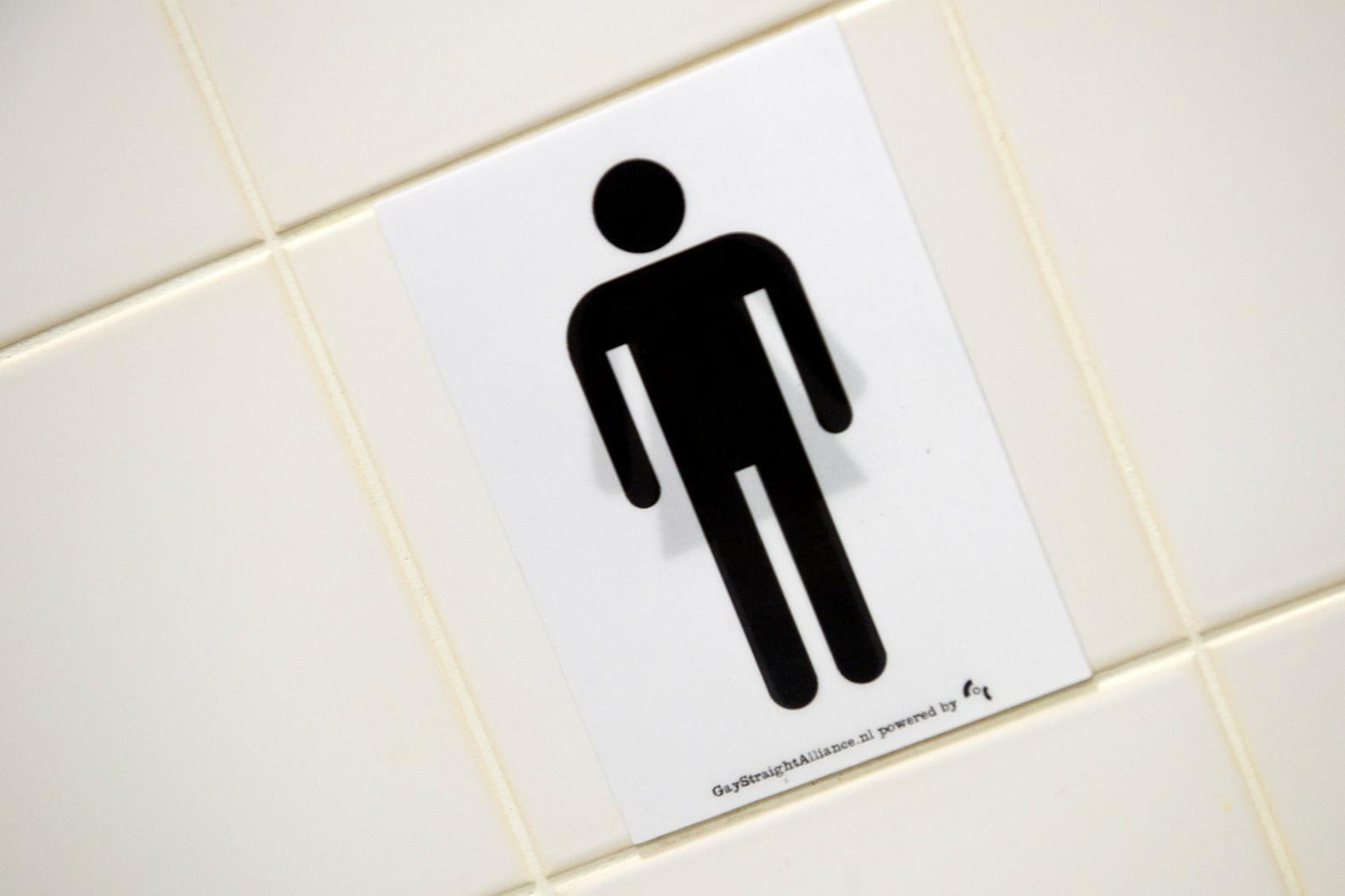 Een toiletsticker die gezien kan worden als een man en een vrouw voor genderneutrale toiletten. Beeld anp