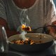 Wat is gezonder: warm eten in de middag of avond?
