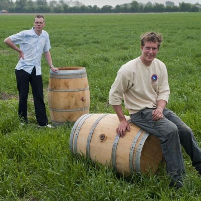 Gert de Keijzer van Kampen Destillateurs (links) en Johan van de Velde van De Kleine Schorre op de akker met gerst, waarvan whisky wordt gemaakt.