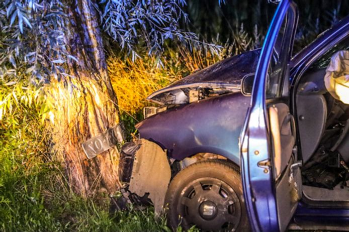 De auto liep schade op door het ongeluk in Lunteren.