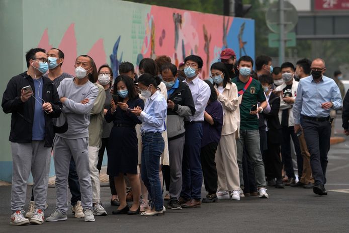Bewoners en kantoormedewerkers staan in de rij voor massale coronatests in de buurt van het commerciële kantorencomplex in het Chaoyang-district.