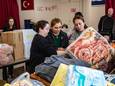 Vrijwilligers in de Deventer Centrummoskee sorteren goederen voor hulp aan Turkije en Syrië, die maandag zijn getroffen door de verwoestende aarbeving.