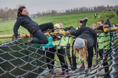 Honderden deelnemers trotseren 25 hindernissen tijdens Obstacle Run Oud Gastel