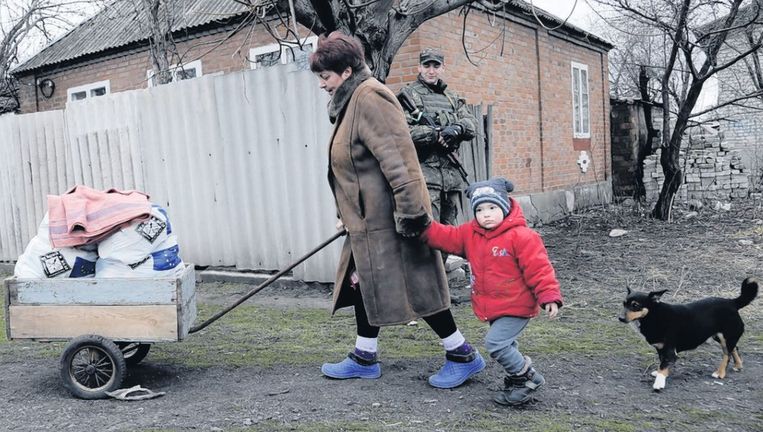 De Oekraïnse Natalya Palchenko en haar kleinzoon nemen spullen van een EU-hulporganisatie mee naar huis. Beeld ap