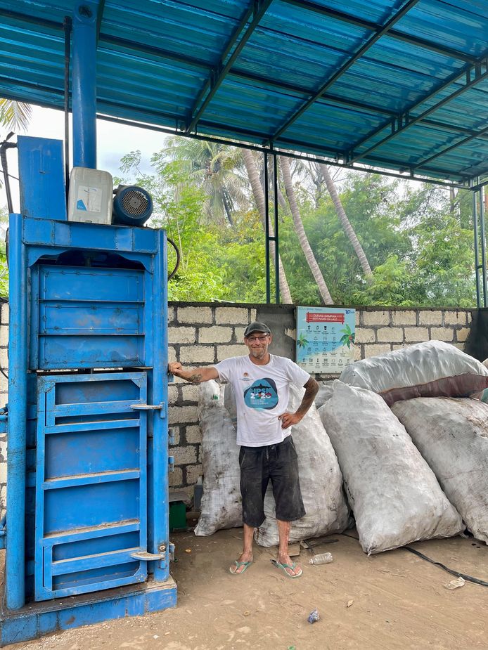 Jaap Vinhovens di pabrik tempat pengolahan sampah.