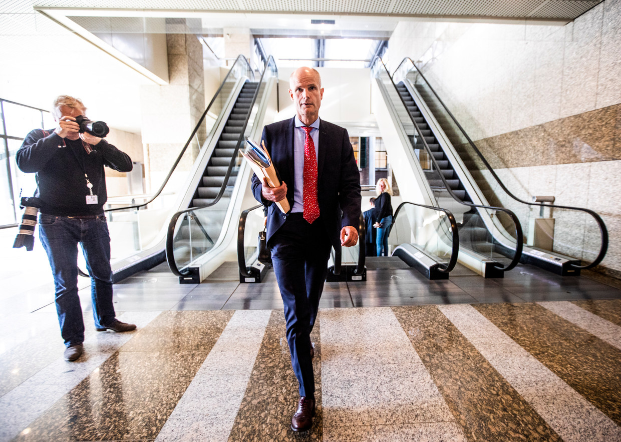 Minister Stef Blok op weg naar de Tweede Kamer. Beeld Freek van den Bergh / de Volkskrant