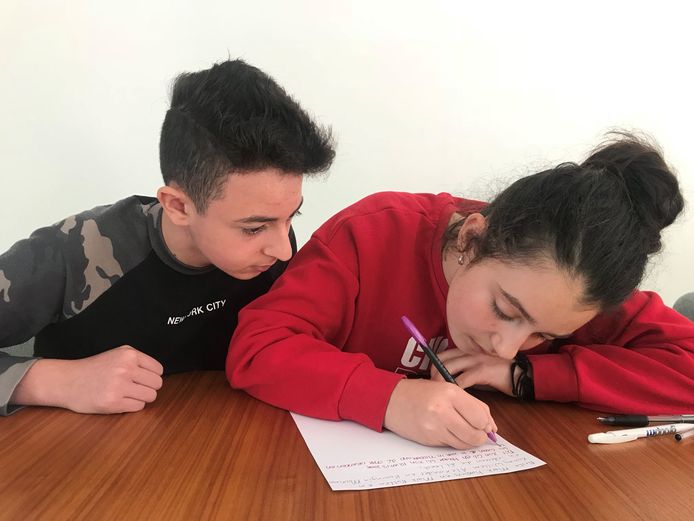 De Armeense kinderen Lily en Howick schrijven een (handgeschreven) afscheidsbrief aan Nederland.