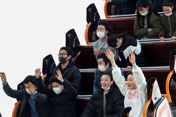 Mensen dragen mondmaskers in een pretperk in Tokyo vlak voor de lockdown in februari.