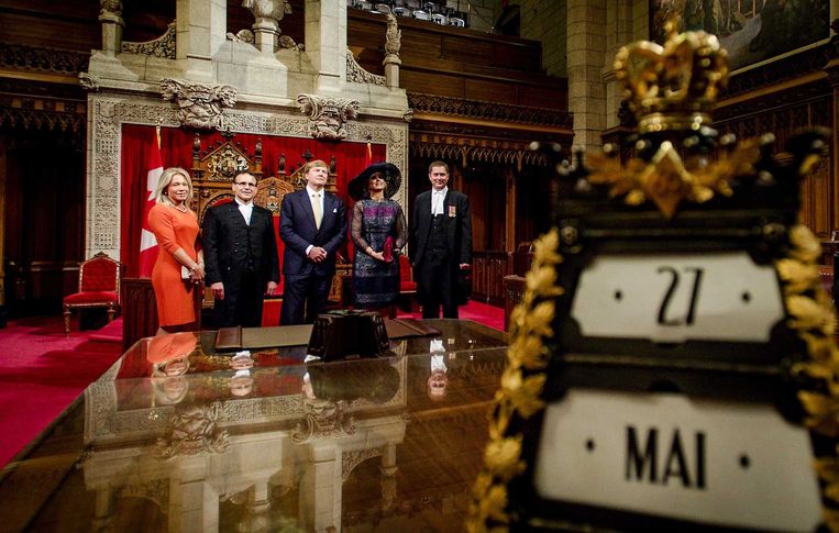 Koning Willem-Alexander en koningin Maxima krijgen van voorzitter van de Senaat Leo Housakos en zijn vrouw een rondleiding door de senaatszaal van het Canadese parlement. Beeld anp