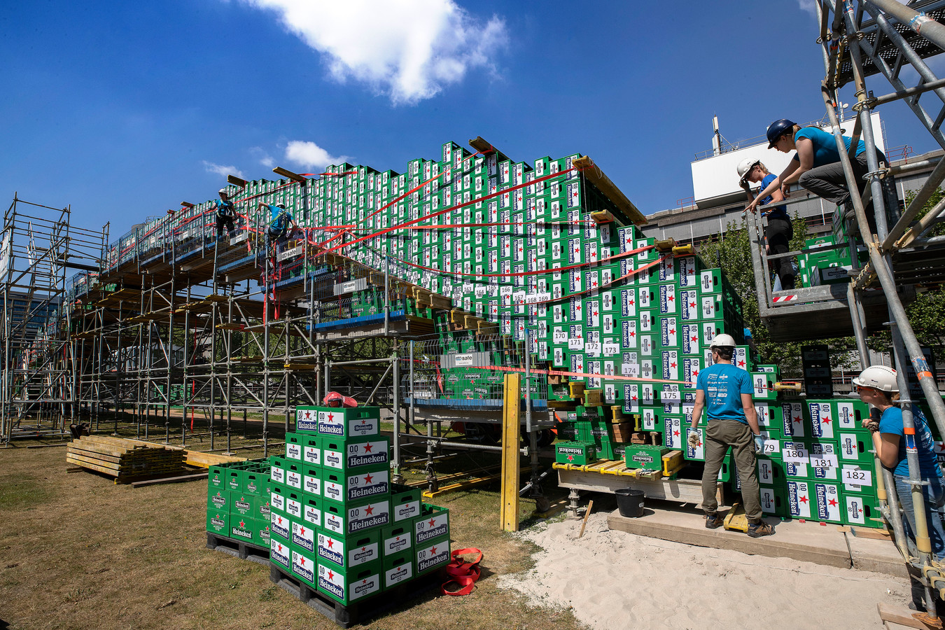 studenten-bouwen-brug-van-heineken-kratjes-die-bleken-sterker-dan-die