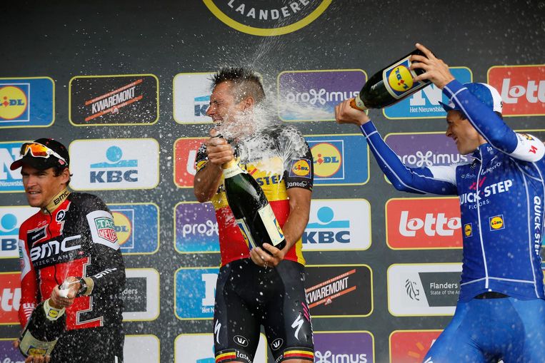 Philippe Gilbert viert zijn overwinning op het podium met Niki Terpstra (R) en Greg van Avermaet (L) tijdens de wielerklassieker de Ronde van Vlaanderen. Beeld anp