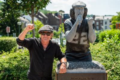 AC/DC-frontman Brian Johnson bezoekt zijn standbeeld in Namen