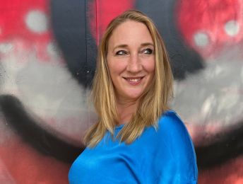 Annemarieke host speciale comedyavonden in Amsterdam-West: 'Iedereen mag op het podium'