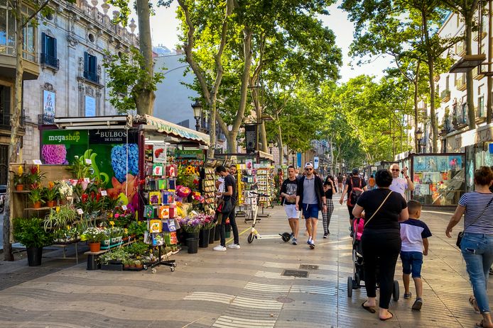 Toeristen kuieren over de Ramblas in Barcelona.