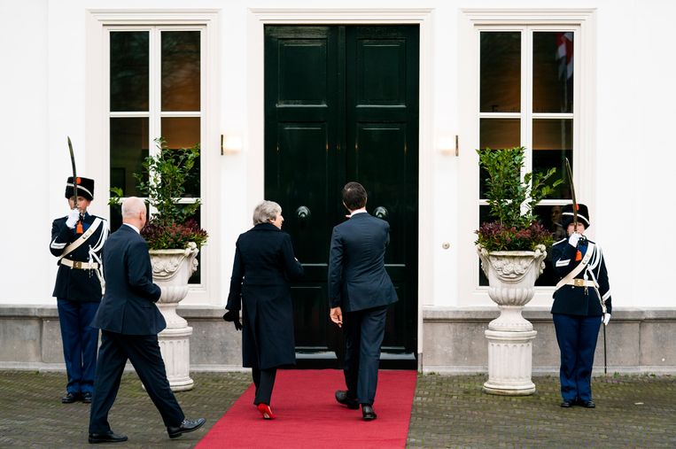 Minister-president Mark Rutte ontvangt zijn Britse ambtsgenoot Theresa May voor een werkontbijt over de brexit op het Catshuis. May wil vooral concessies op het het gebied van de Noord-Ierse grens. Beeld Freek Van Den Bergh