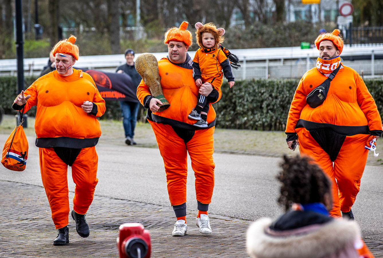 Oranje supporters op weg naar het duel met Letland.