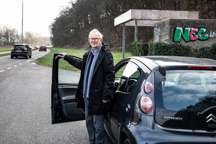 Loek van Deventer (85) uit Beek wacht al sinds september 2019 op een herkeuring voor zijn rijbewijs. Door de lange wachtlijst bij het CBR heeft hij een tijdelijk rijbewijs gekregen. Met dit tijdelijke rijbewijs mag hij echter niet in Duitsland, en ook niet in België rijden.