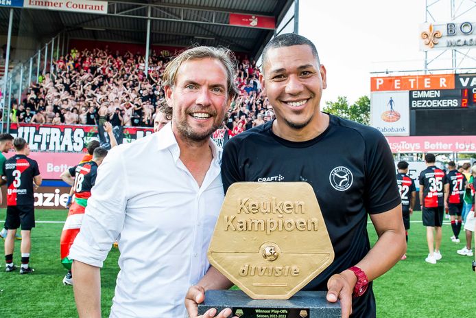 Alex Pastoor e Hedwiges Maduro festeggiano la promozione da Almere City.