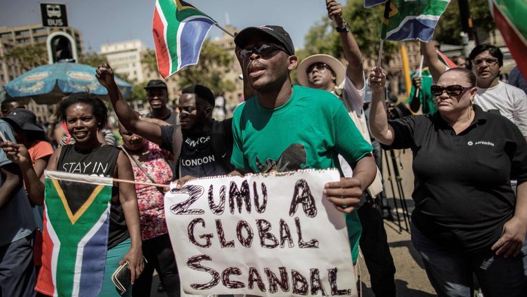 Protesten tegen president Zuma in Pretoria na het ontslag van minister van Financiën Gordhan. Beeld afp
