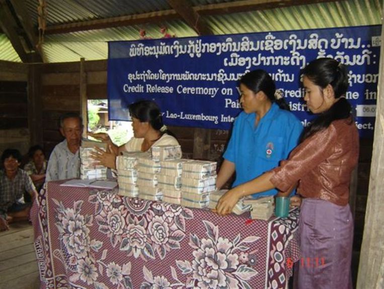 Een lening voor één mobiele telefoon maakte het verschil in Laos - Volkskrant