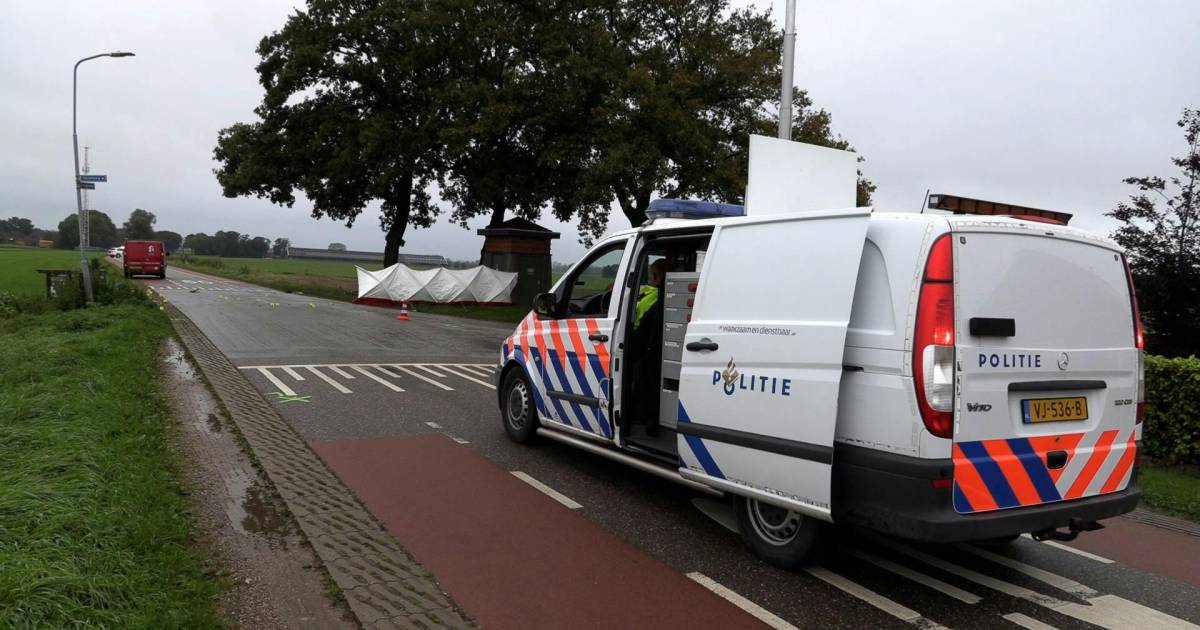 Fietser overleden bij aanrijding met busje in ‘donker en verregend’ buitengebied: ‘De fiets was nog bijna intact’.