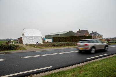 Wat schuilt er onder dat grote dekzeil in Dreumel?