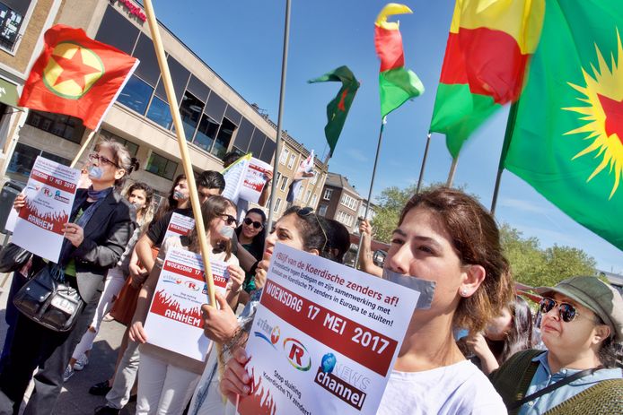 Koerden protesteren op het Willemsplein tegen besluit van Erdogan om drie Koerdische tv-zenders uit de lucht te halen.