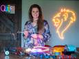 Kelly van Rossum maakt in de werkstudio van haar Oplichterspraktijk neon-ledverlichting. Ze besteedt er al haar vrije tijd aan.
