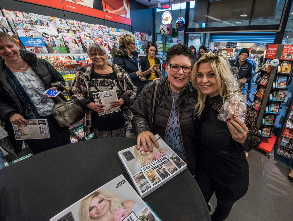 Bobbi Eden verrast met beschermengeltje tijdens signeersessie in Hengelo |  Foto | tubantia.nl