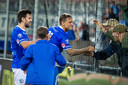 Stefano Beltrame viert zijn treffer met de fans van FC Den Bosch.