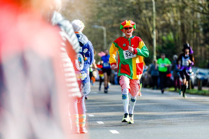 Kees Verhoeven snelt verkleed over het parcours.