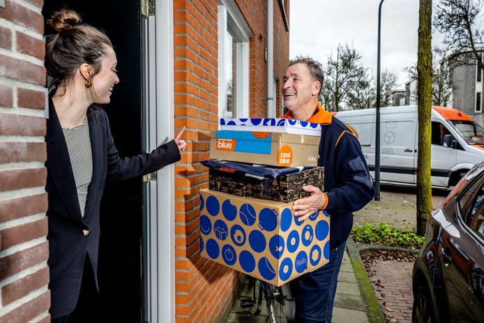 Doe een poging Verhandeling ongeluk Pakketbezorger André brengt meer dan 200 pakketjes per dag rond: 'Schouders  eronder en gaan' | Binnenland | AD.nl