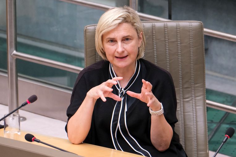  Vlaams minister van Innovatie en Wetenschap Hilde Crevits (CD&V) voorziet in 2,4 miljoen euro voor de verlenging van onderzoeken van doctorandi. Beeld BELGA