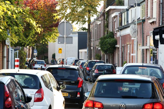 Een parkeerplekje vinden in de Zandbergwerg is voor bewoners altijd weer een uitdaging.