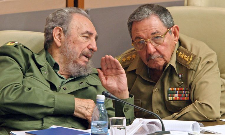 ­Fidel en Raúl Castro in 2004, als president en minister van Defensie.  Beeld AFP