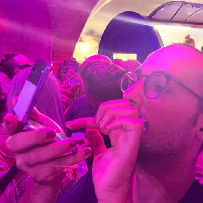 Il tuo recensore testerà il Samsung Galaxy Z Flip 4 durante una festa a Antwerp Draakplaats.