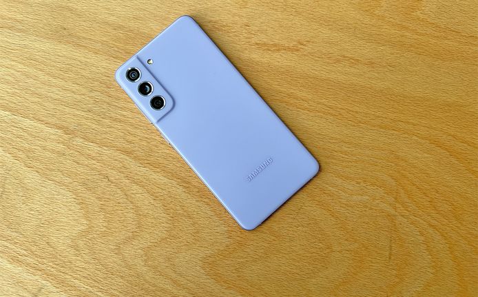 De Samsung Galaxy S21 FE in de lavendelkleur.