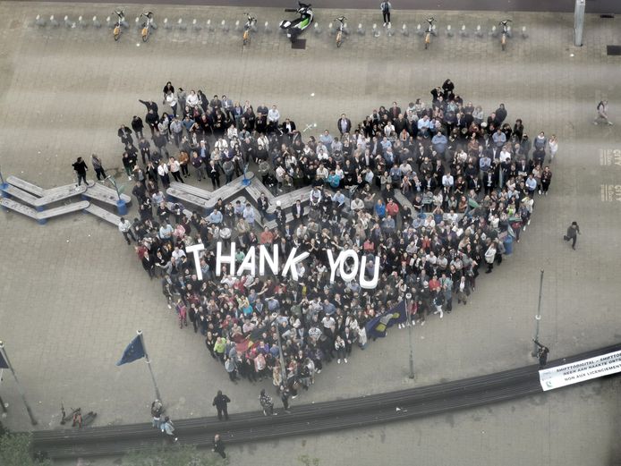 Naast de ‘Thank You’ van de personeelsleden ontrolden de vakbonden een banner met de tekst 'Neen aan naakte ontslagen’ (rechtsonder in beeld).