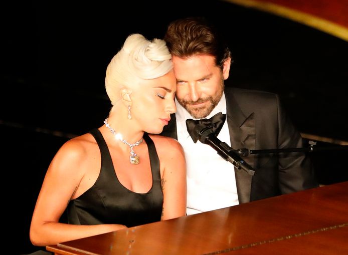 Lady Gaga en Bradley Cooper tijdens hun optreden op de Oscars.