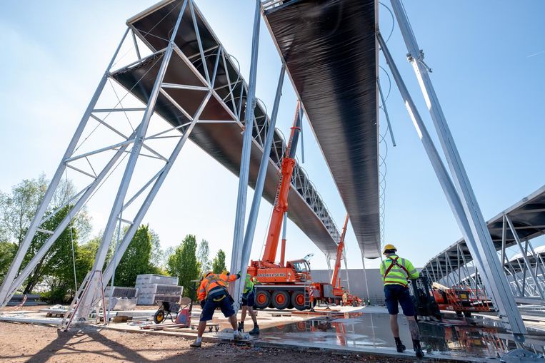 De spanten hebben een lengte van 70 meter en worden 20 meter hoog geplaatst.