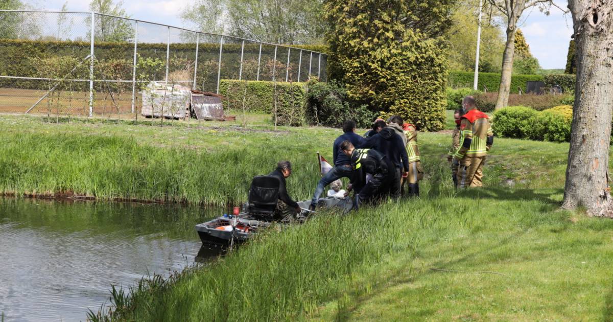 Wandelaar gewond na val van dijk in Sprang-Capelle, hulpdiensten kunnen hem alleen met bootje bereiken.