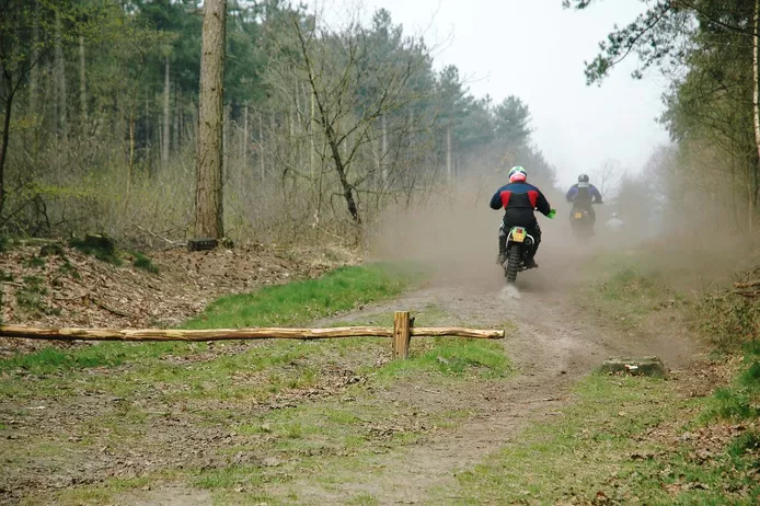 foto Staatsbosbeheer: Illegaal crossen in de bossen