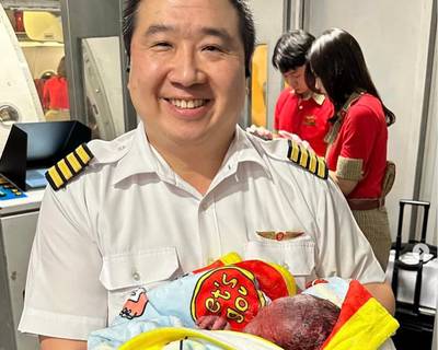 Piloot helpt vrouw bevallen tijdens vlucht naar Bangkok: “Zo trots dat ik kon helpen”