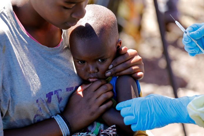 Een kind krijgt het vaccin tegen ebola toegediend in Congo.