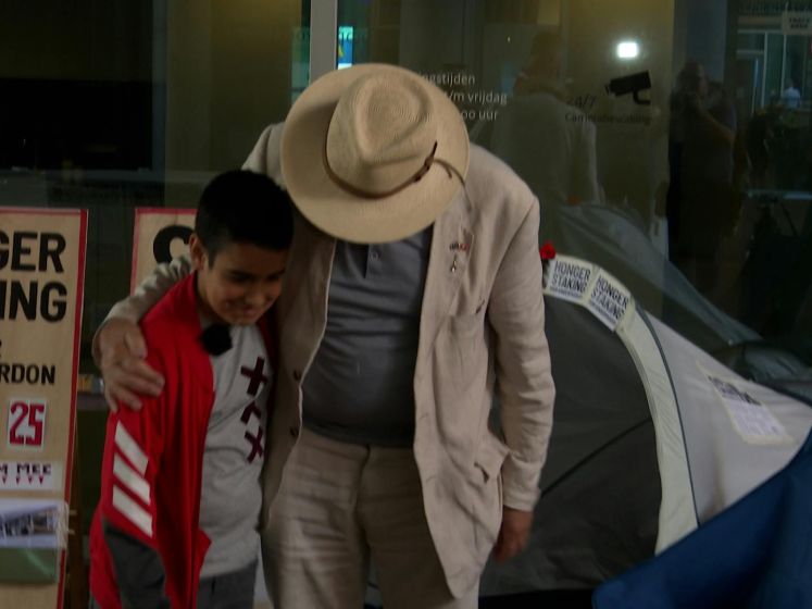 Met uitzetting bedreigde Mikael ontmoet hongerstaker Eduard
