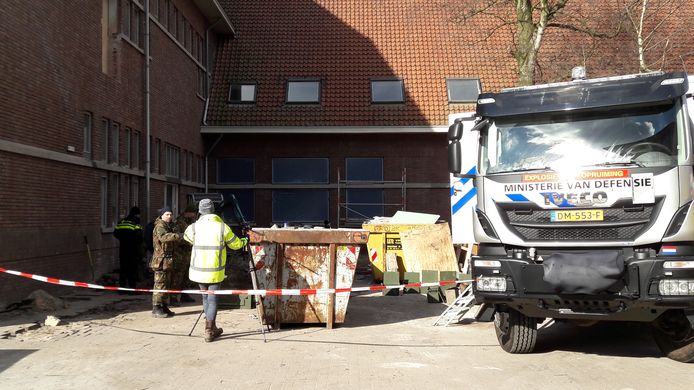 De EOD haalde kisten vol munitie uit de grond bij de voormalige Aloysiusschool in Zwolle.