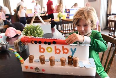 Hij gaat hoog, hard en snel, maar Bobby (7) mag nog niet in ‘de bank’ op de Bavelse kermis