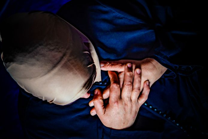De Haagse Karima uit de Schilderswijk kwam jarenlang nooit alleen buiten. ,,Als ik eraan terugdenk moet ik nog steeds huilen.”