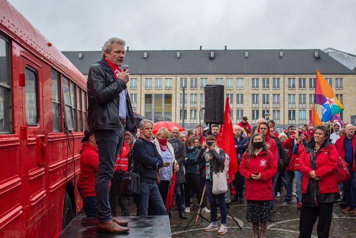 150 personnes étaient rassemblées sur la place Saint-Lambert, à Liège, ce mardi, en solidarité des militants condamné pour le blocage du pont de Cheratte en 2015.